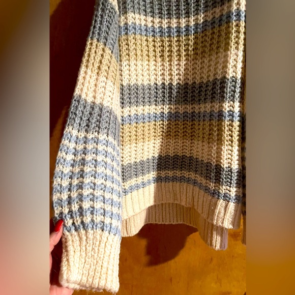 ❤️Sweater Shoulder less🌺Like New Condition turtleneck❤️ - Picture 8 of 13